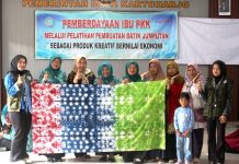 KKN 2 UNIBA Dorong Kreativitas Ibu PKK Desa Kartoharjo melalui Batik Jumputan Bernilai Ekonomi