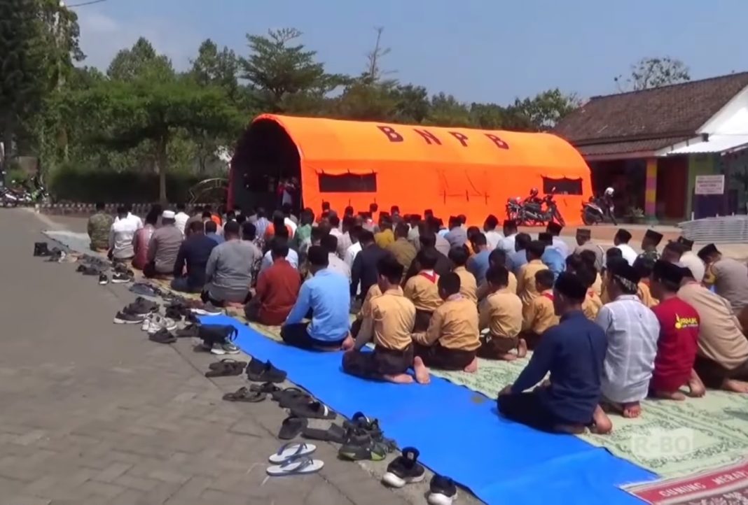 Sholat Istisqa Digelar di Posko Karhutla Gunung Lawu, Warga Berharap Hujan Segera Turun